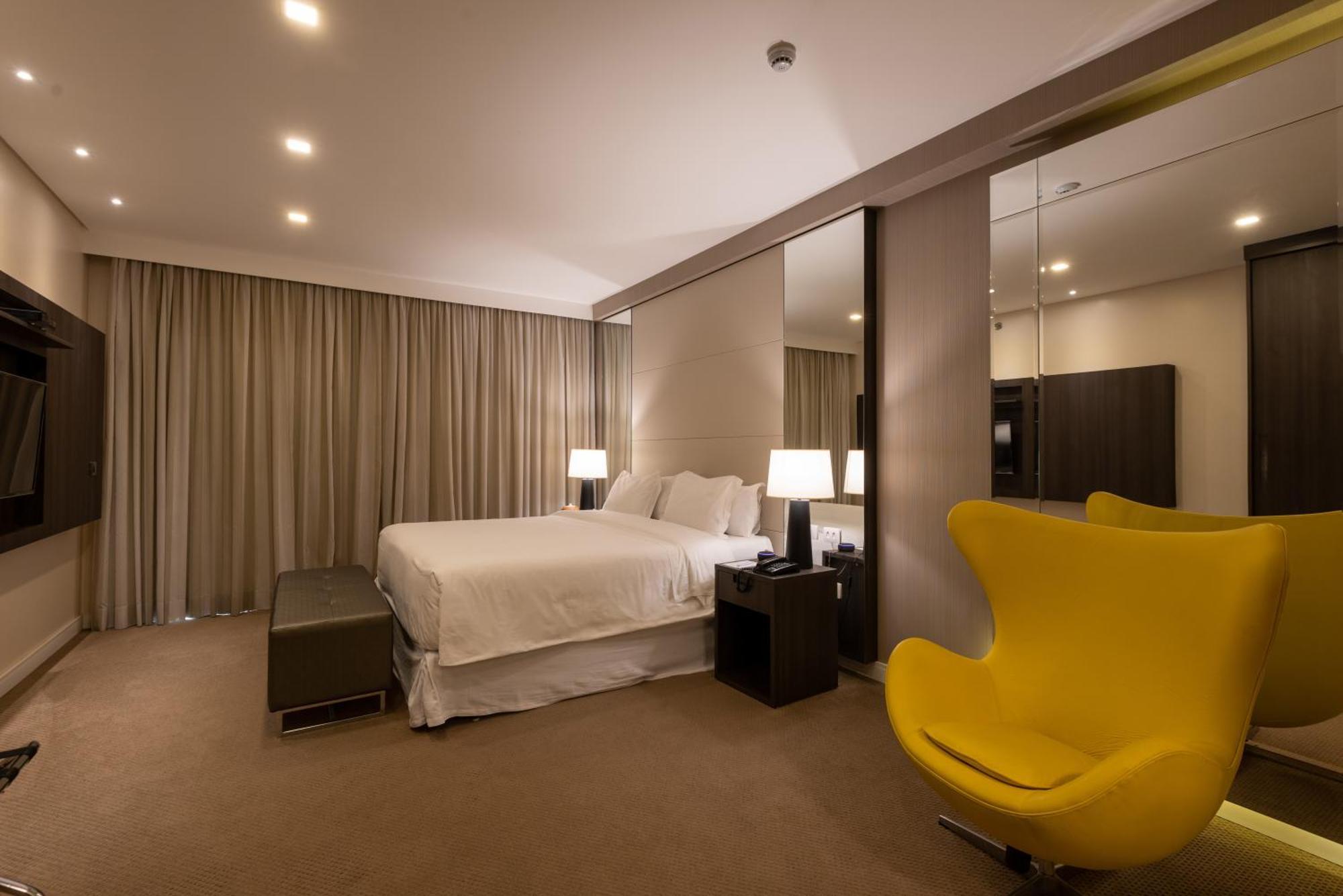 Executive Suite,1589350611:JPEG